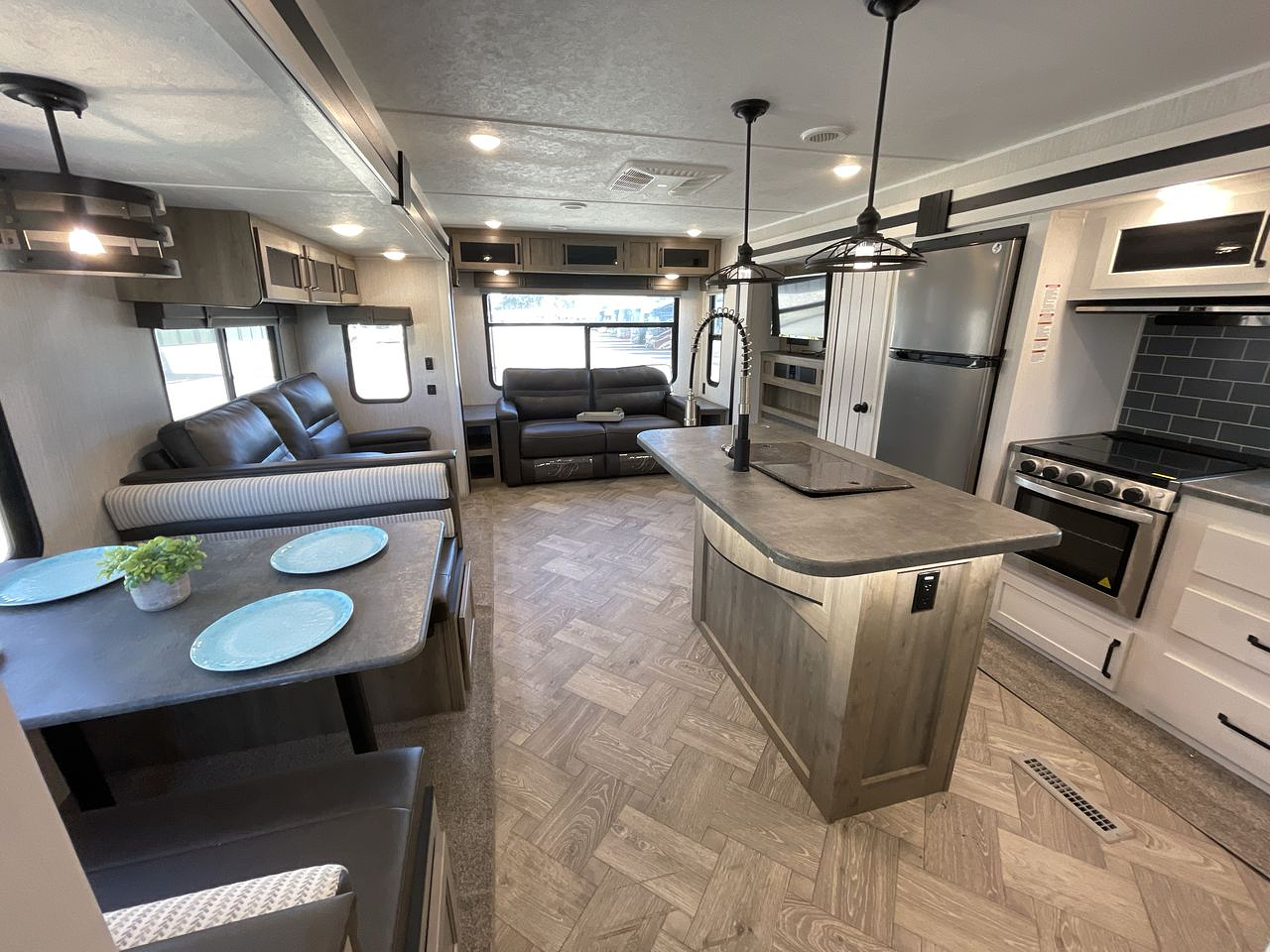 2022 FOREST RIVER PUMA 31RLQS