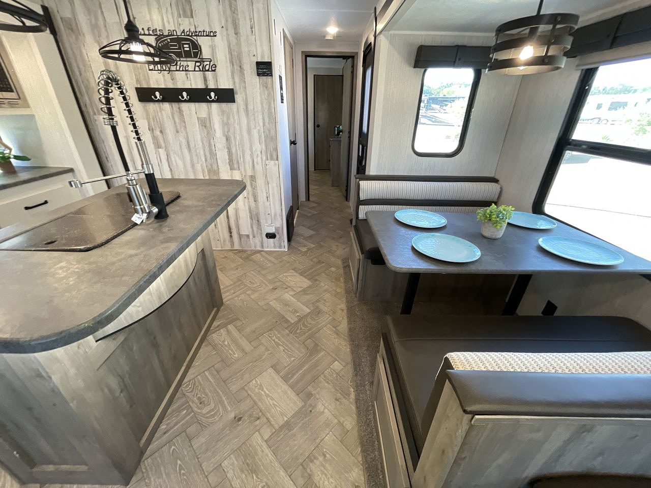 2022 FOREST RIVER PUMA 31RLQS