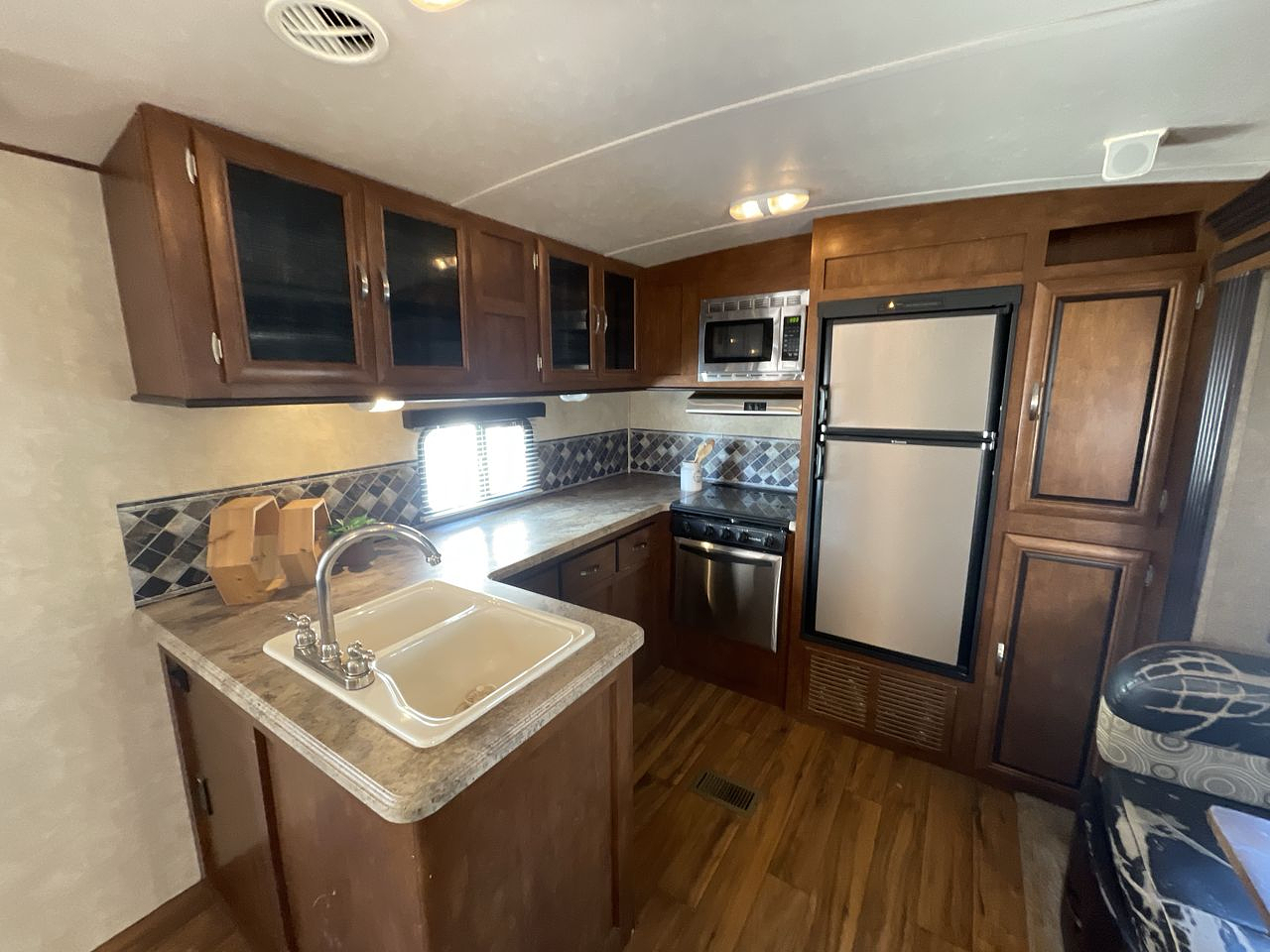 2015 FOREST RIVER VIBE 268RKS