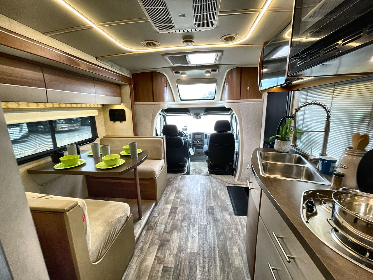 2017 WINNEBAGO NAVION