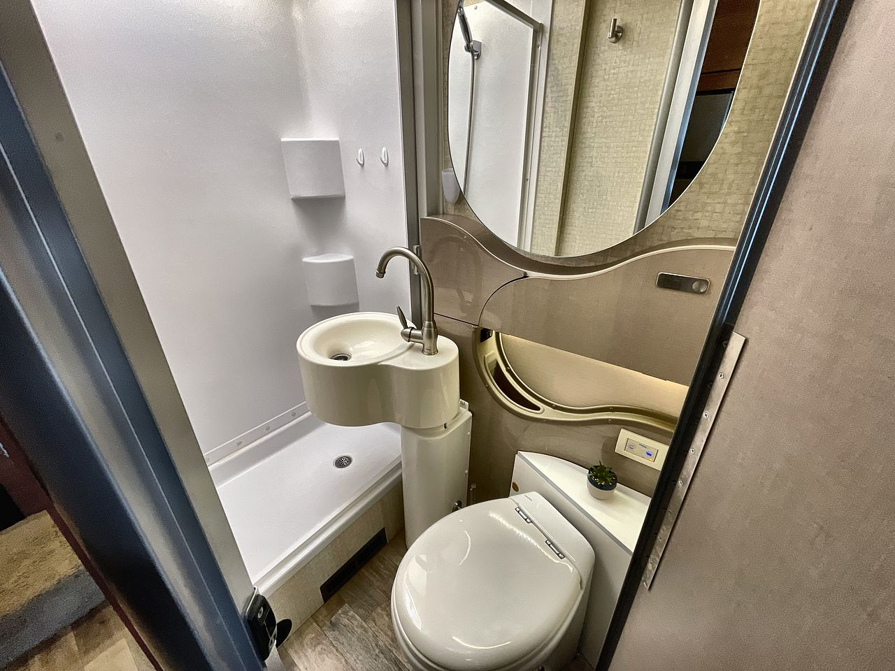 2017 WINNEBAGO NAVION