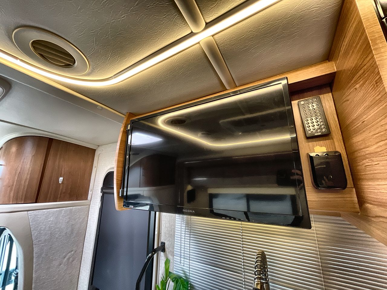 2017 WINNEBAGO NAVION