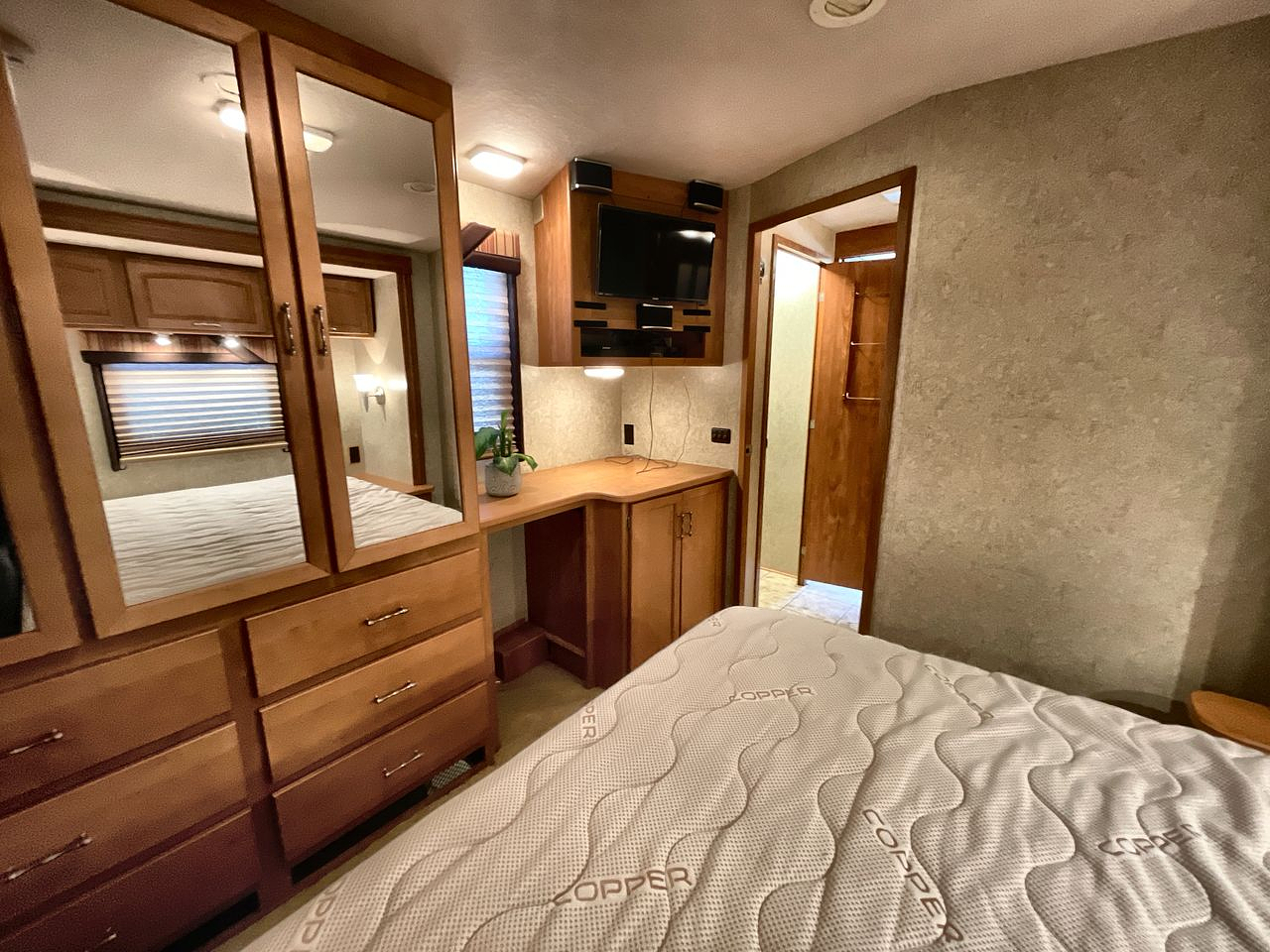 2008 WINNEBAGO VOYAGE 35A