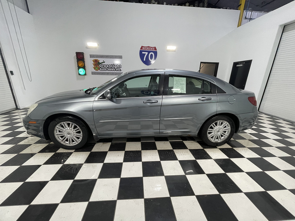 2007 Chrysler SEBRING Located at Dave's GreenLight Auto Sales slide-image