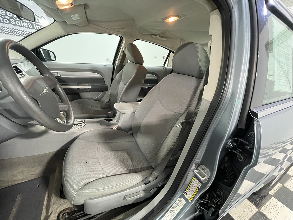 2007 Chrysler SEBRING Located at Dave's GreenLight Auto Sales light-box-slides