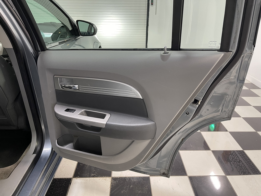 2007 Chrysler SEBRING Located at Dave's GreenLight Auto Sales slide-image