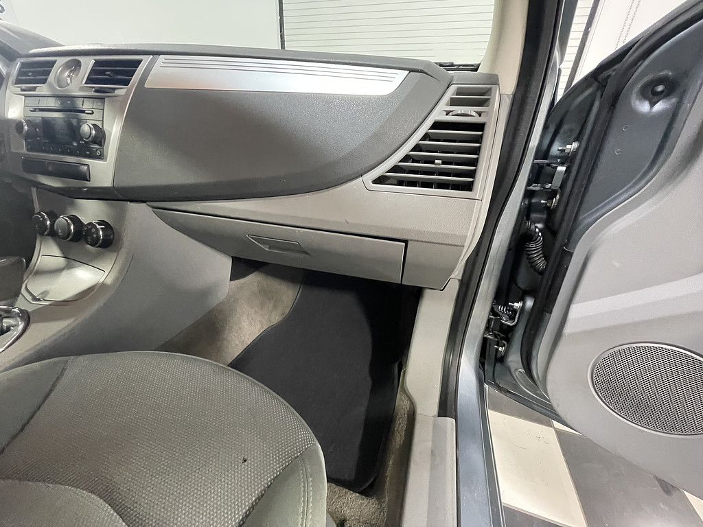 2007 Chrysler SEBRING Located at Dave's GreenLight Auto Sales light-box-slides