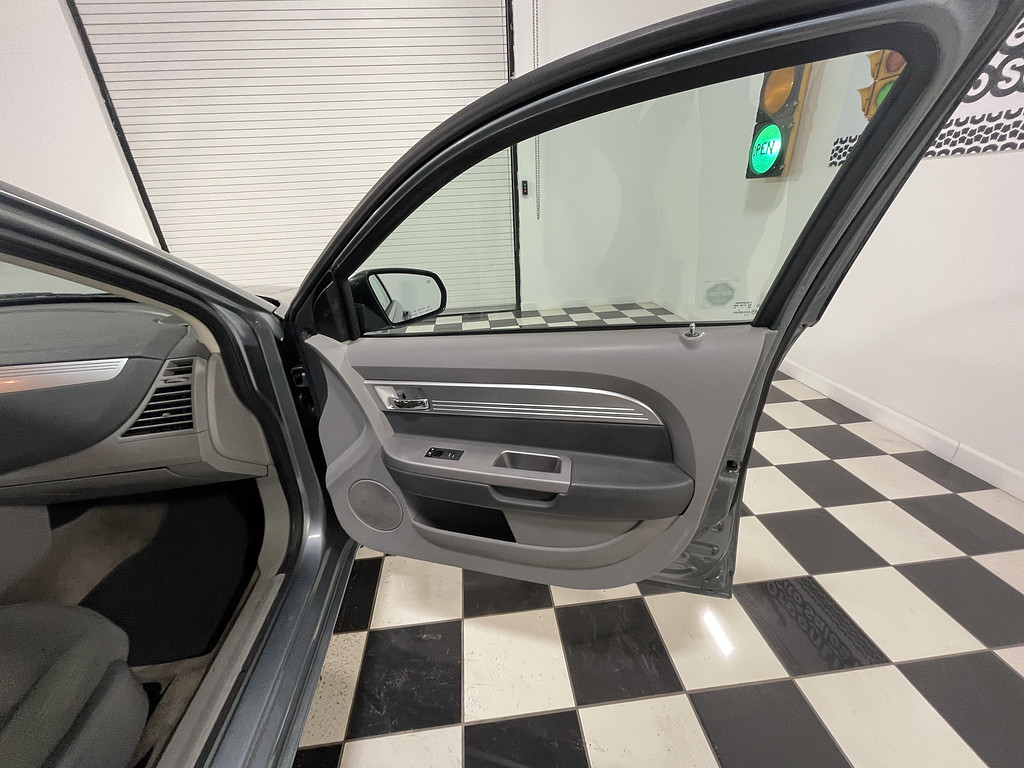 2007 Chrysler SEBRING Located at Dave's GreenLight Auto Sales light-box-slides