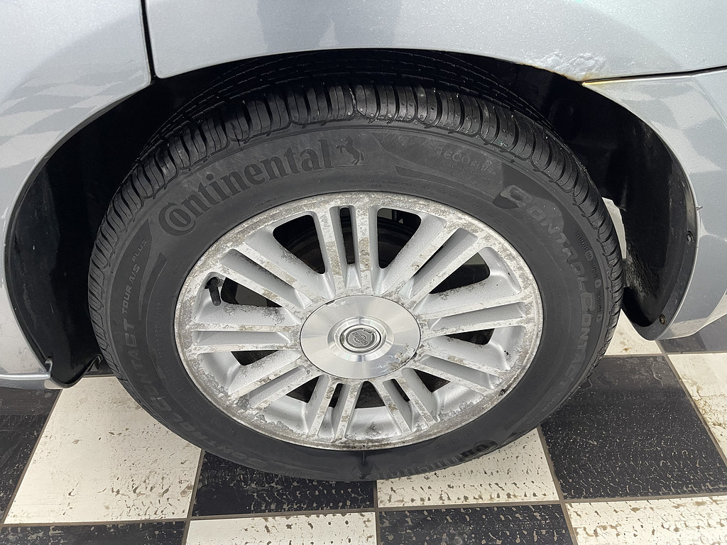 2007 Chrysler SEBRING Located at Dave's GreenLight Auto Sales light-box-slides