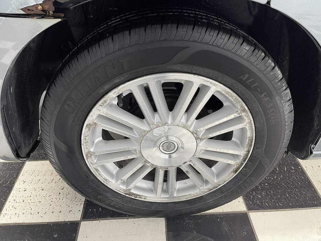 2007 Chrysler SEBRING Located at Dave's GreenLight Auto Sales light-box-slides