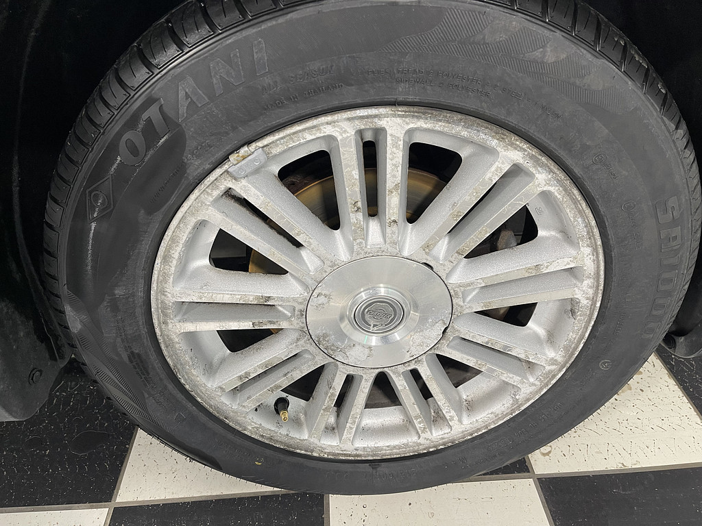 2007 Chrysler SEBRING Located at Dave's GreenLight Auto Sales light-box-slides