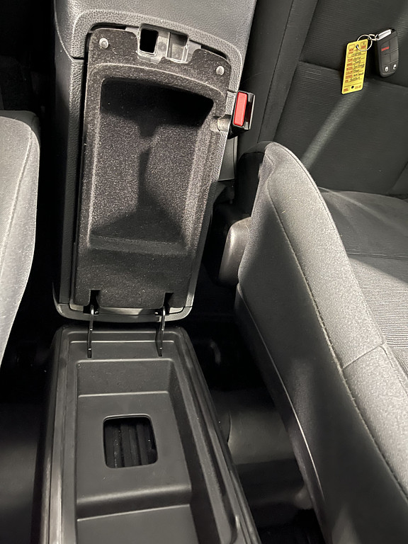 2016 Jeep GRAND CHEROKEE LARED Located at Dave's GreenLight Auto Sales light-box-slides