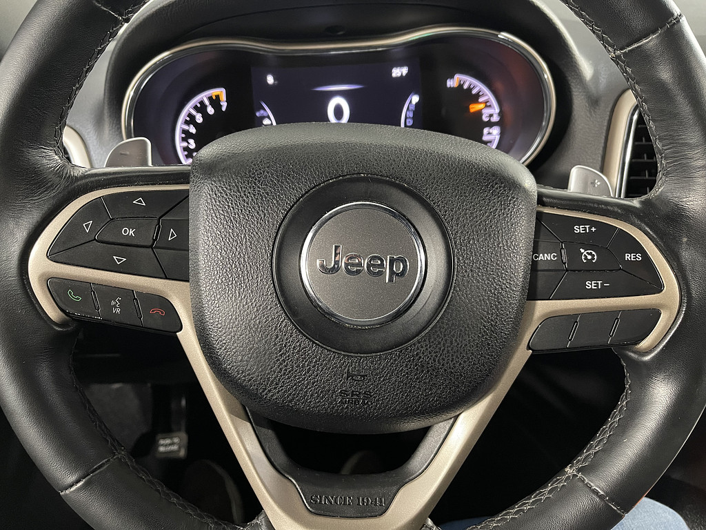 2016 Jeep GRAND CHEROKEE LARED Located at Dave's GreenLight Auto Sales light-box-slides