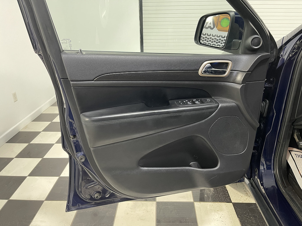 2016 Jeep GRAND CHEROKEE LARED Located at Dave's GreenLight Auto Sales light-box-slides