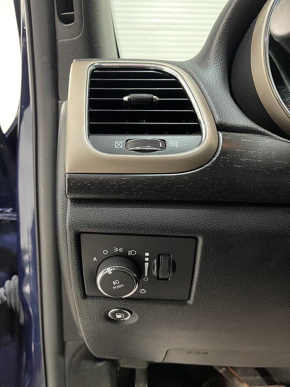 2016 Jeep GRAND CHEROKEE LARED Located at Dave's GreenLight Auto Sales light-box-slides