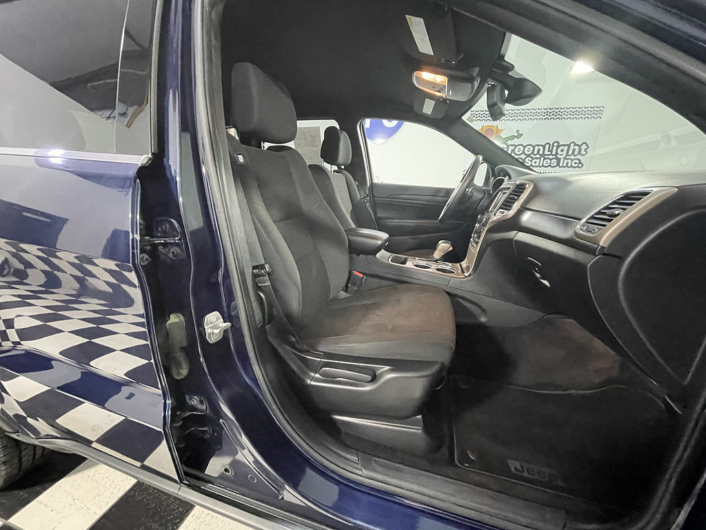 2016 Jeep GRAND CHEROKEE LARED Located at Dave's GreenLight Auto Sales light-box-slides