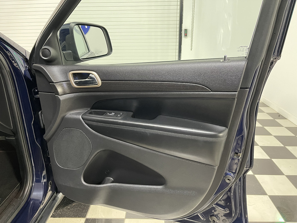 2016 Jeep GRAND CHEROKEE LARED Located at Dave's GreenLight Auto Sales light-box-slides