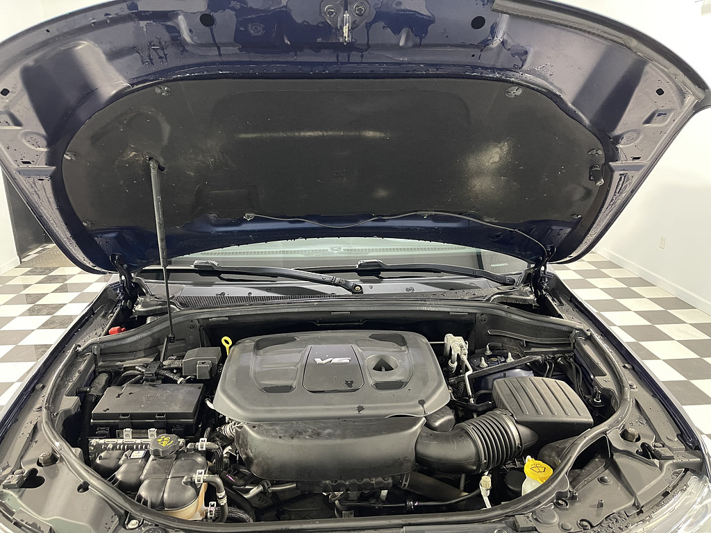 2016 Jeep GRAND CHEROKEE LARED Located at Dave's GreenLight Auto Sales light-box-slides