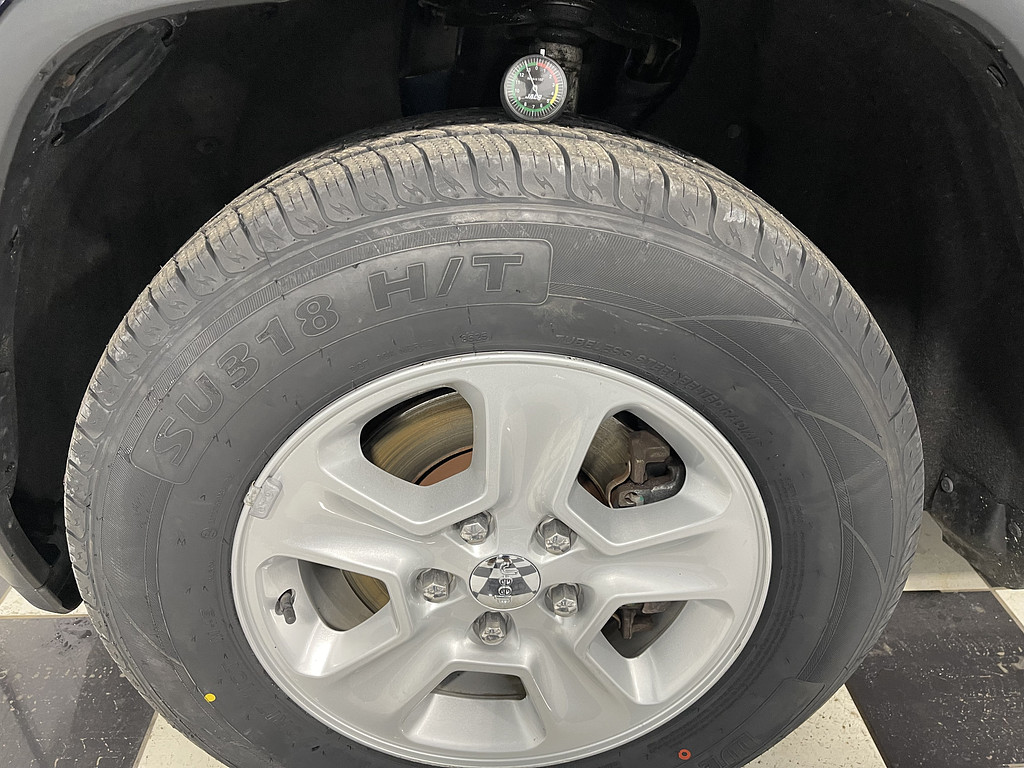 2016 Jeep GRAND CHEROKEE LARED Located at Dave's GreenLight Auto Sales light-box-slides