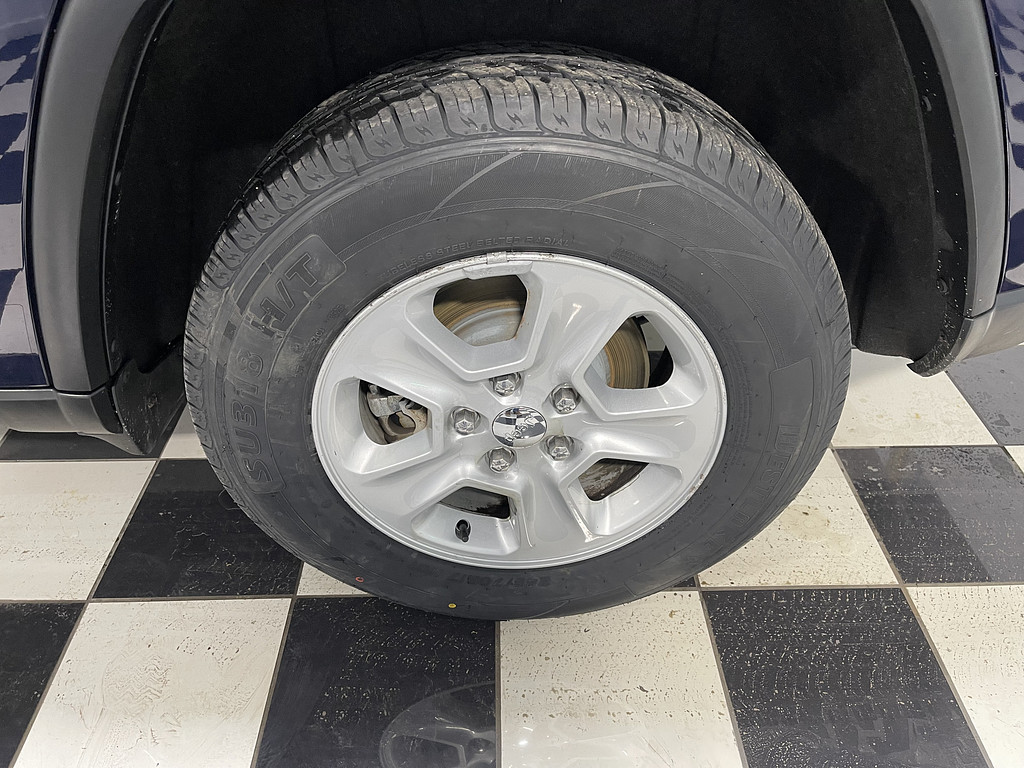 2016 Jeep GRAND CHEROKEE LARED Located at Dave's GreenLight Auto Sales light-box-slides