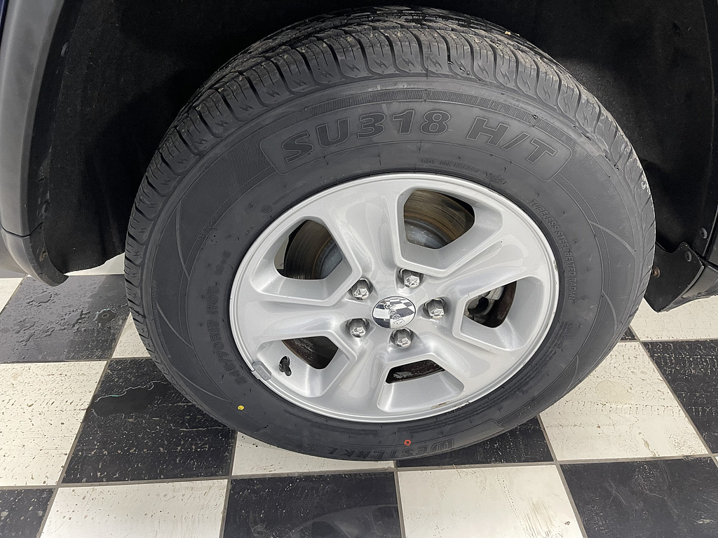 2016 Jeep GRAND CHEROKEE LARED Located at Dave's GreenLight Auto Sales light-box-slides