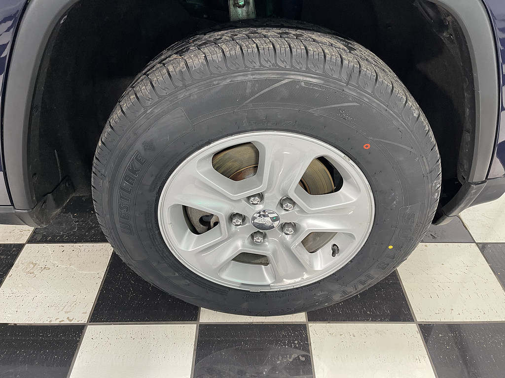 2016 Jeep GRAND CHEROKEE LARED Located at Dave's GreenLight Auto Sales light-box-slides