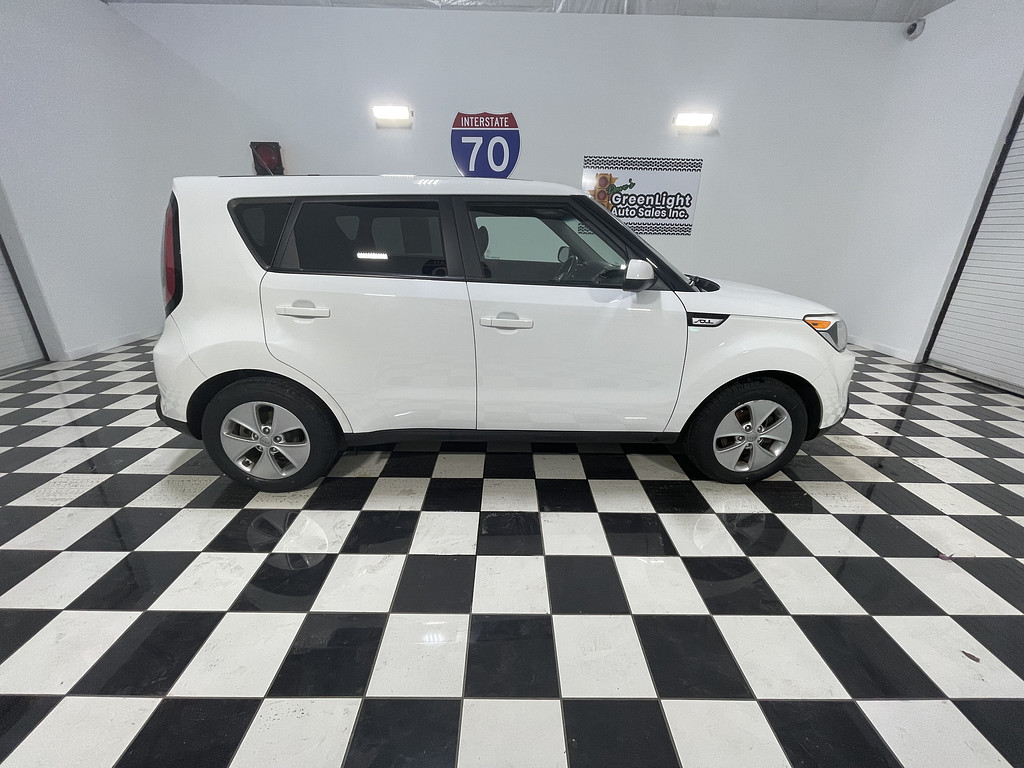 2015 Kia Soul base Located at Dave's GreenLight Auto Sales slide-image