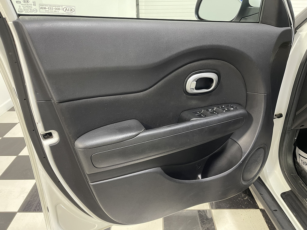 2015 Kia Soul base Located at Dave's GreenLight Auto Sales slide-image