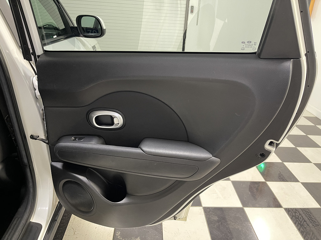 2015 Kia Soul base Located at Dave's GreenLight Auto Sales slide-image