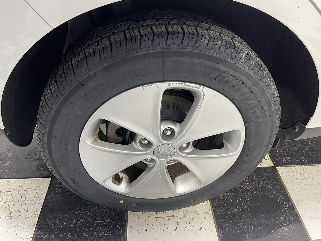 2015 Kia Soul base Located at Dave's GreenLight Auto Sales slide-image