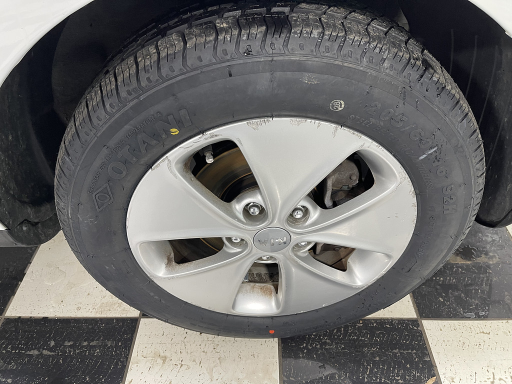 2015 Kia Soul base Located at Dave's GreenLight Auto Sales slide-image