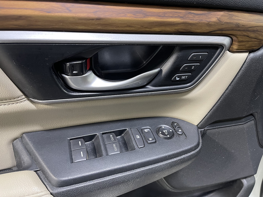 2018 Honda CR-V EX-L Located at Dave's GreenLight Auto Sales light-box-slides