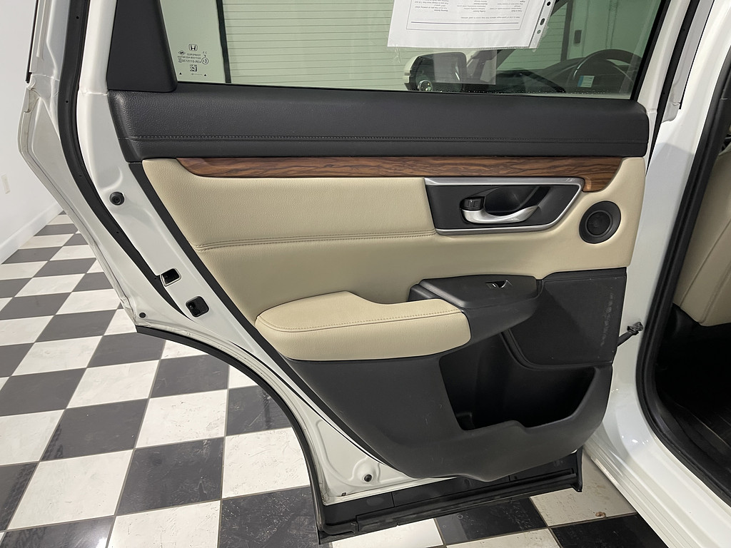 2018 Honda CR-V EX-L Located at Dave's GreenLight Auto Sales light-box-slides
