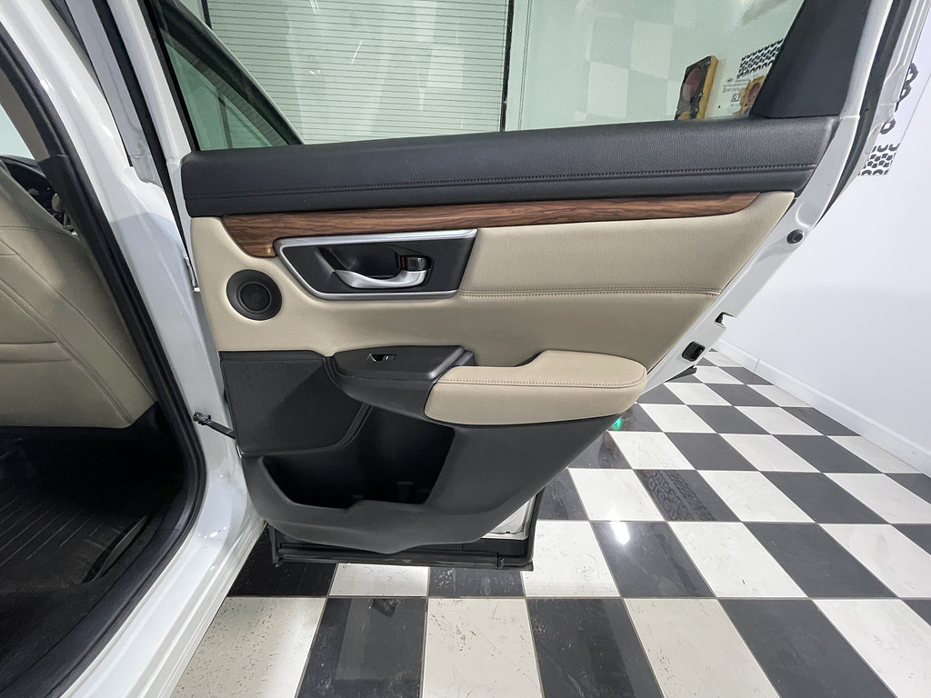 2018 Honda CR-V EX-L Located at Dave's GreenLight Auto Sales light-box-slides