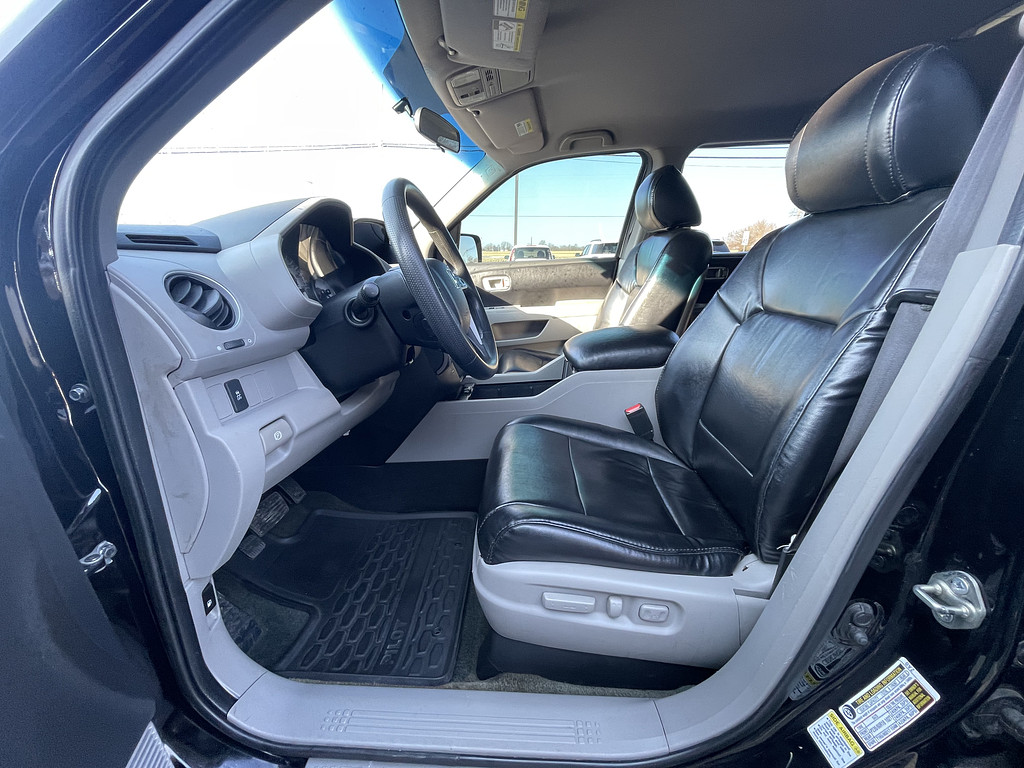 2014 Honda PILOT EX Located at Dave's GreenLight Auto Sales light-box-slides