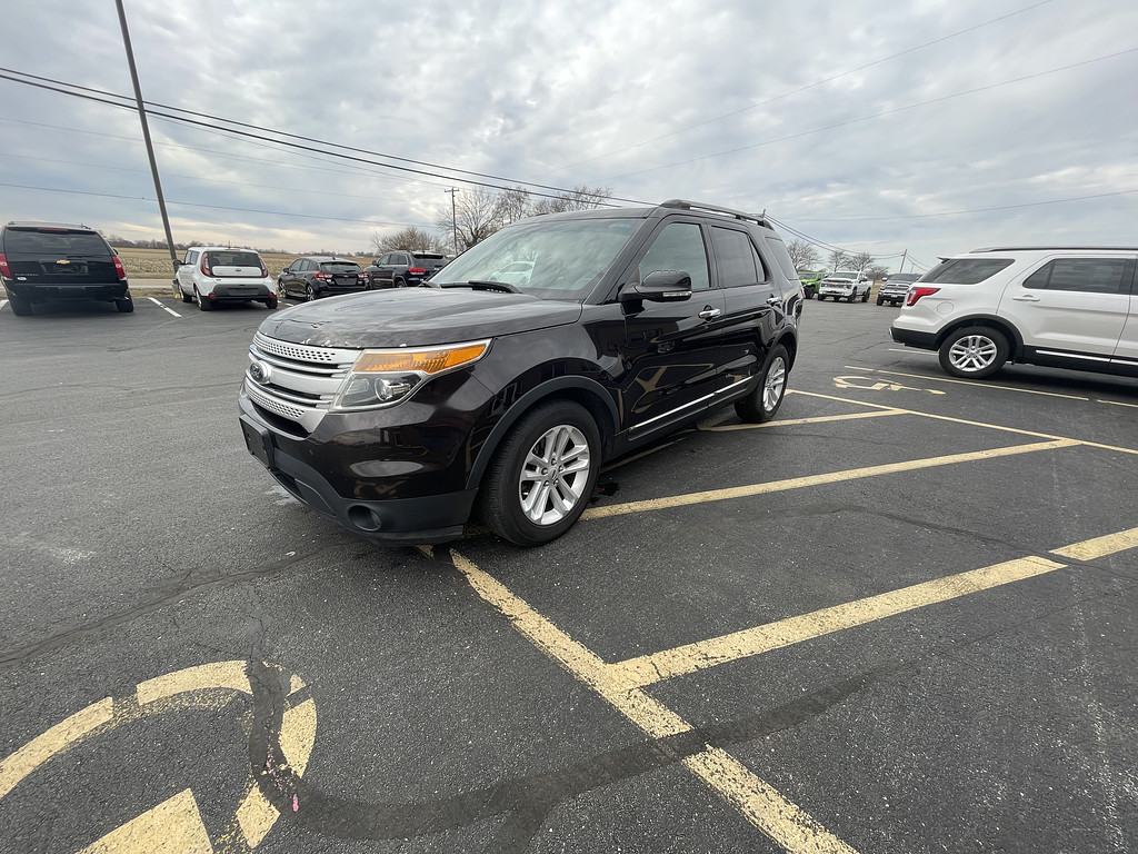 2014 Ford Explorer XLT Located at Dave's GreenLight Auto Sales slide-image