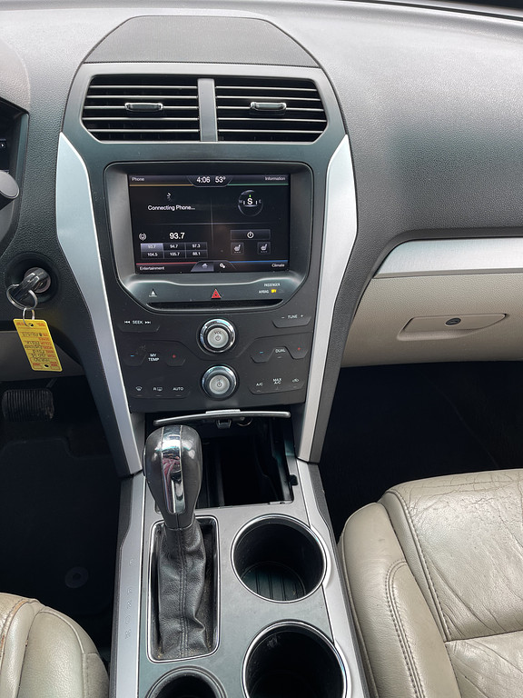 2014 Ford Explorer XLT Located at Dave's GreenLight Auto Sales slide-image