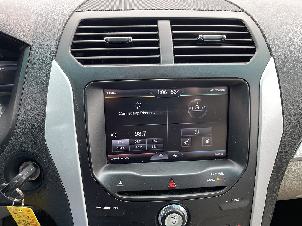 2014 Ford Explorer XLT Located at Dave's GreenLight Auto Sales slide-image