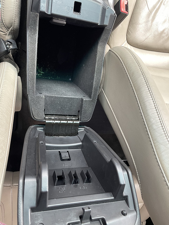 2014 Ford Explorer XLT Located at Dave's GreenLight Auto Sales light-box-slides