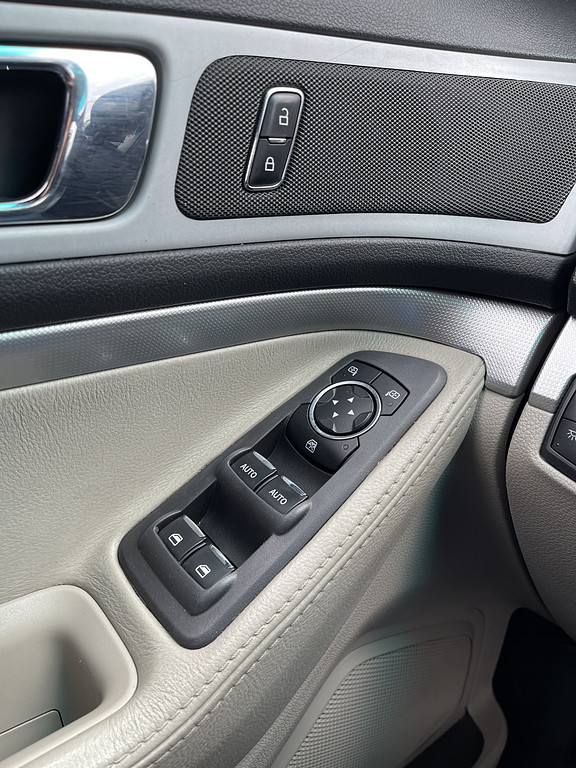 2014 Ford Explorer XLT Located at Dave's GreenLight Auto Sales slide-image