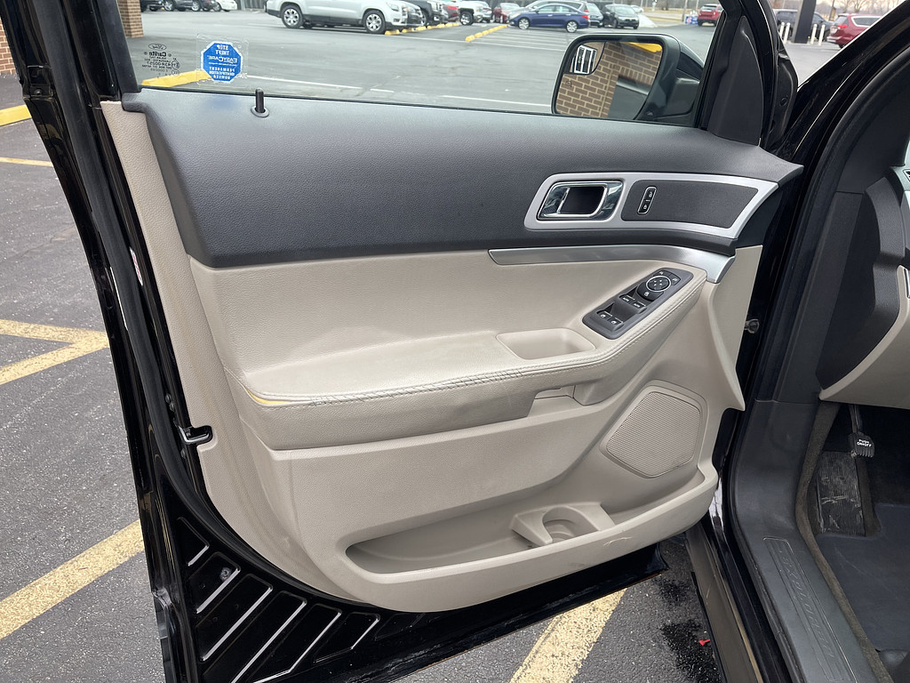 2014 Ford Explorer XLT Located at Dave's GreenLight Auto Sales light-box-slides