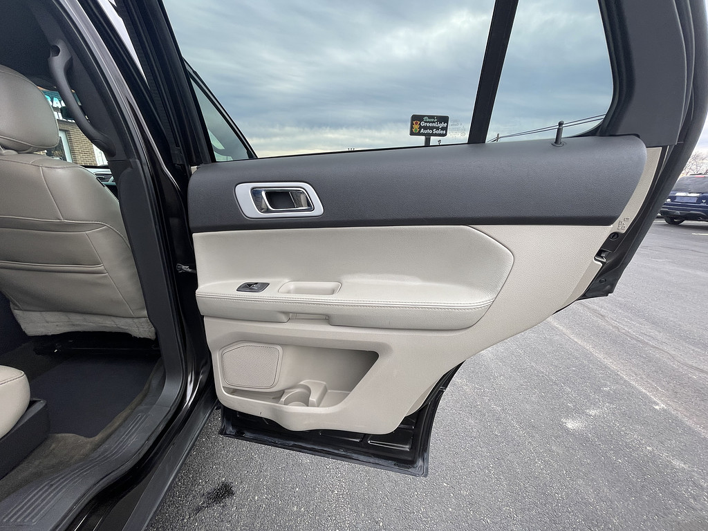 2014 Ford Explorer XLT Located at Dave's GreenLight Auto Sales slide-image