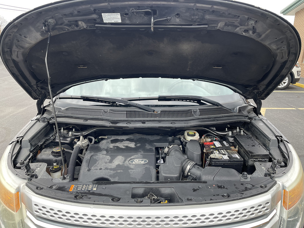 2014 Ford Explorer XLT Located at Dave's GreenLight Auto Sales light-box-slides