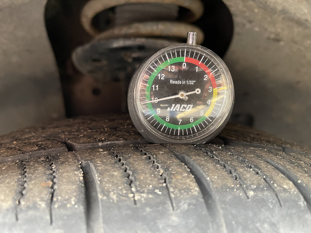 2014 Ford Explorer XLT Located at Dave's GreenLight Auto Sales slide-image