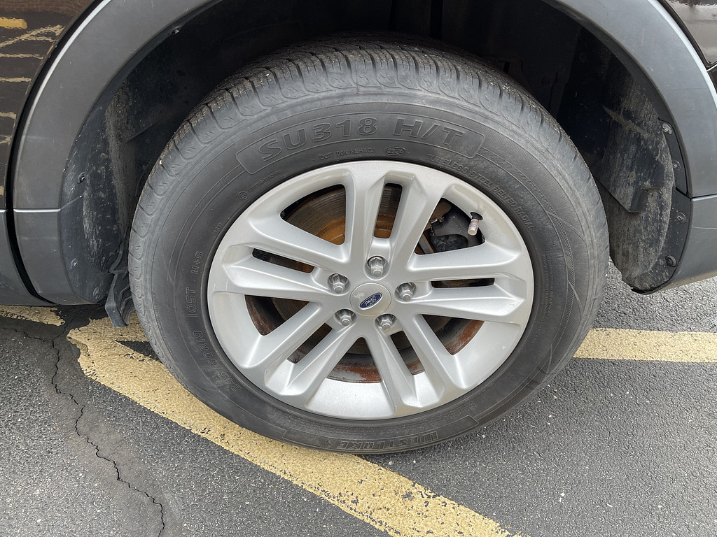 2014 Ford Explorer XLT Located at Dave's GreenLight Auto Sales slide-image