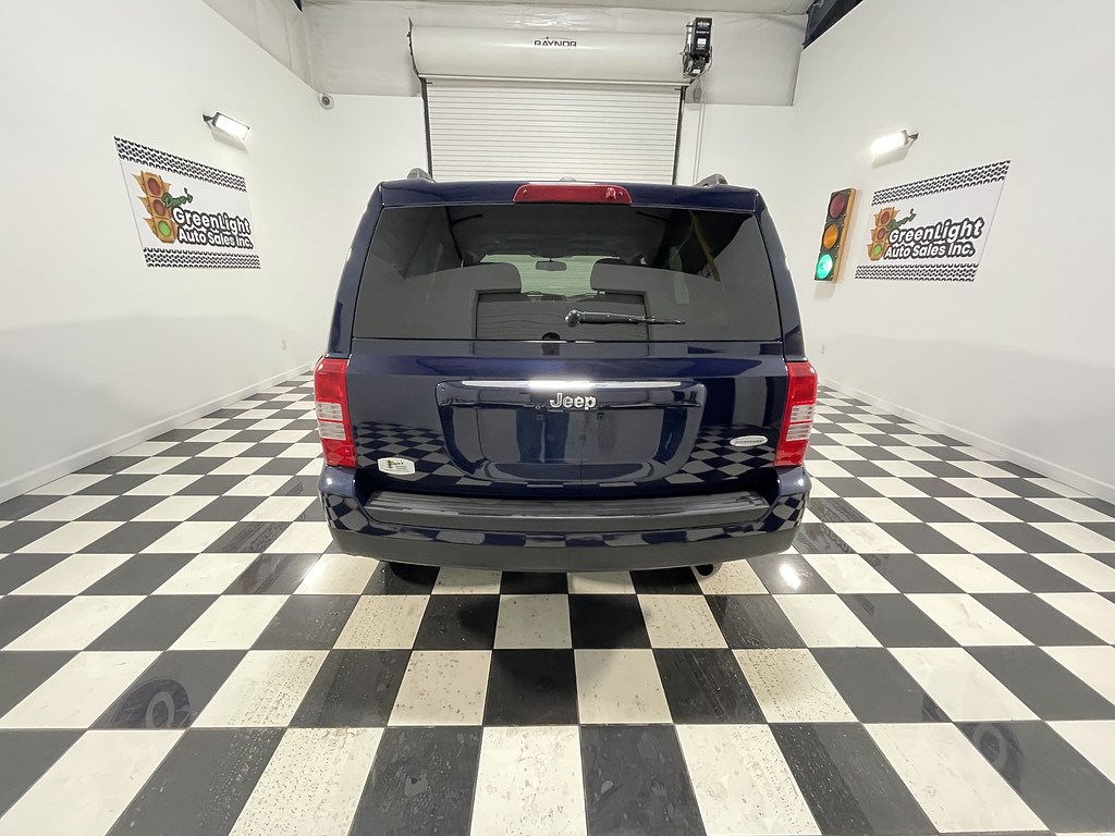 2016 Jeep PATRIOT LATITUDE Located at Dave's GreenLight Auto Sales slide-image