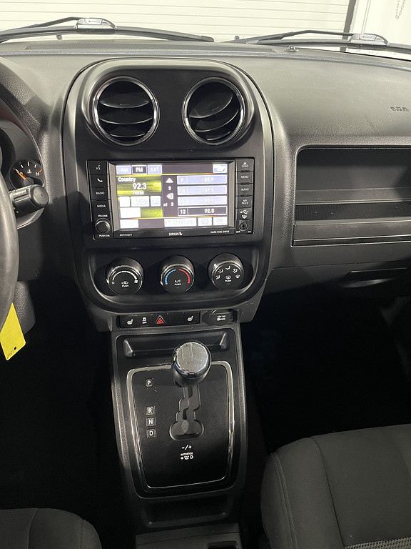 2016 Jeep PATRIOT LATITUDE Located at Dave's GreenLight Auto Sales slide-image