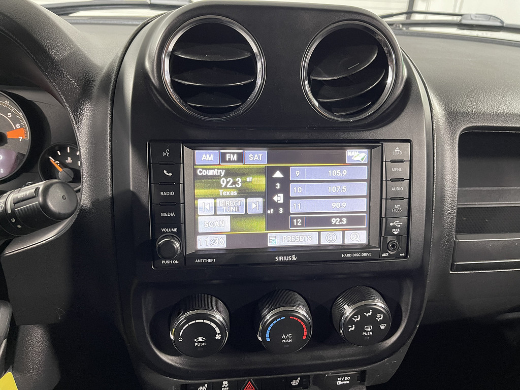 2016 Jeep PATRIOT LATITUDE Located at Dave's GreenLight Auto Sales slide-image