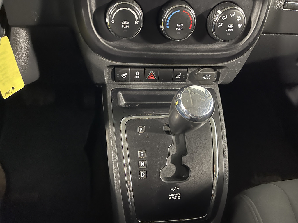 2016 Jeep PATRIOT LATITUDE Located at Dave's GreenLight Auto Sales slide-image