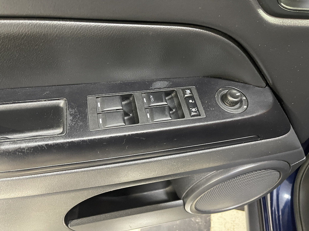 2016 Jeep PATRIOT LATITUDE Located at Dave's GreenLight Auto Sales slide-image